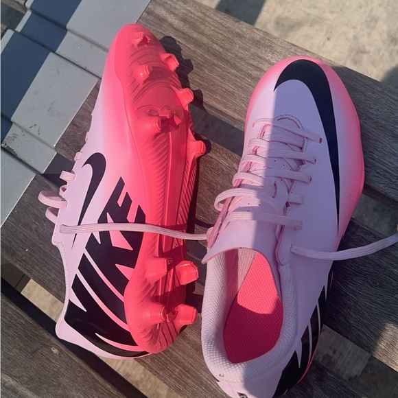 TWO cleats. Kids Zize - Picture 4 of 4